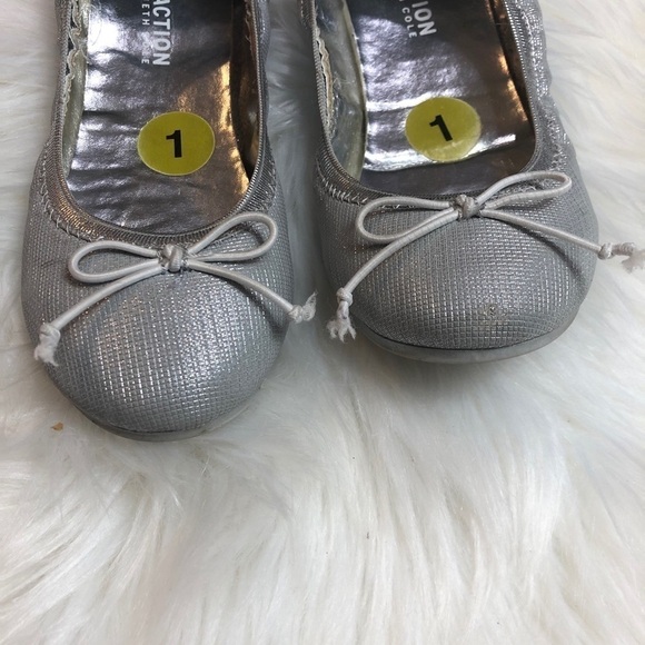 Reaction Kenneth Cole silver flat shoes size 1 - Picture 4 of 6